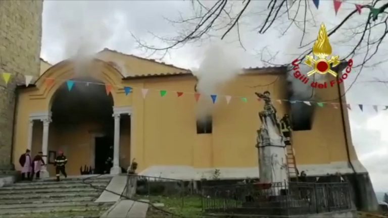 Brucia una chiesa in Toscana, le immagini