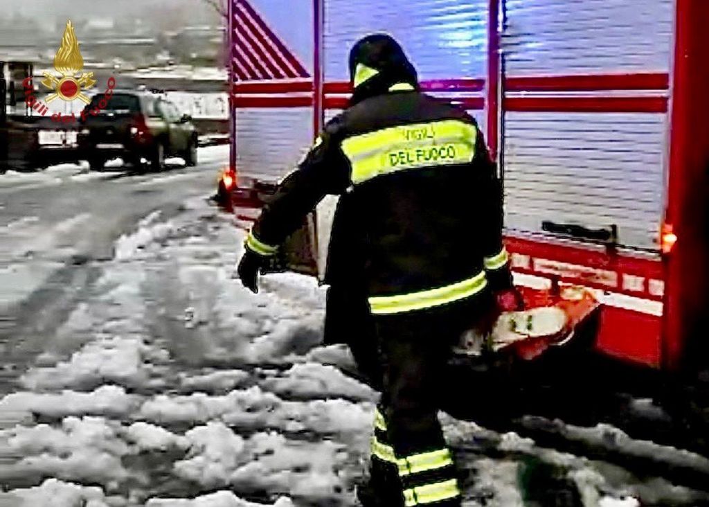 Sicilia in ginocchio per il maltempo, a Palermo cade grosso albero
