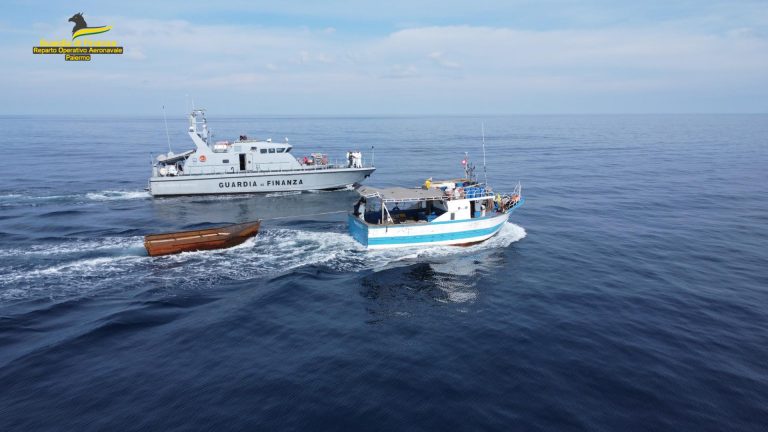 Peschereccio al largo di Lampedusa con 11 migranti, fermato l’equipaggio