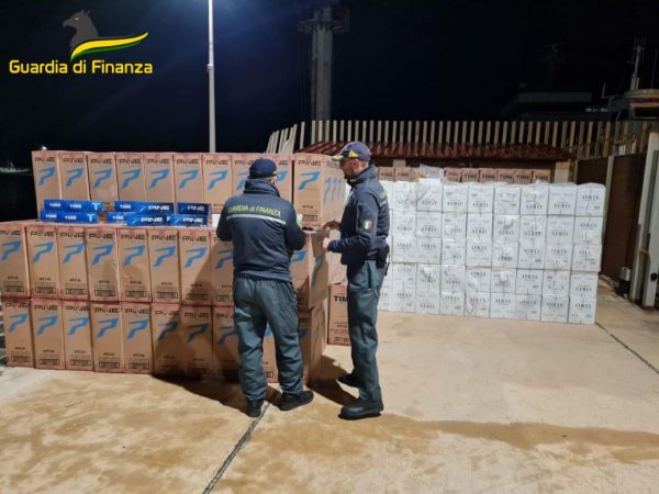 Finanza sequestra 4 tonnellate di sigarette sul mare antistante Marsala. VIDEO