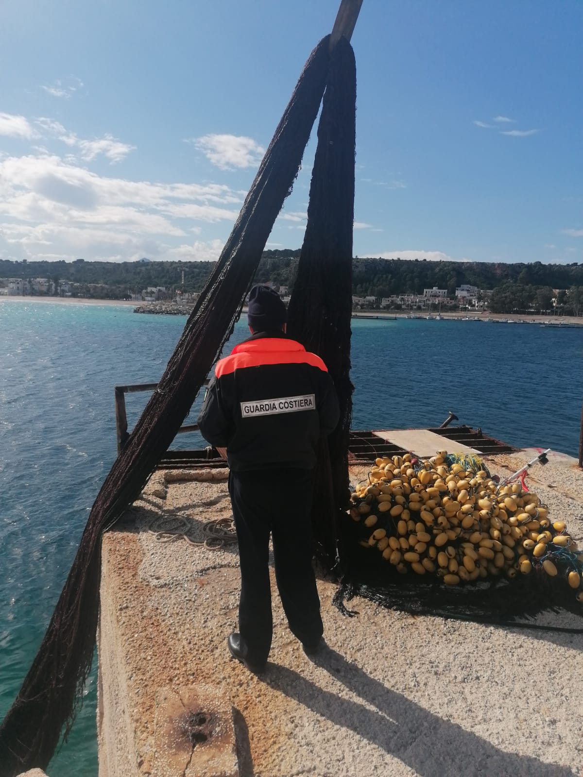 Sequestri in mare: a Favignana 90 ricci, a San Vito 2mila metri di rete
