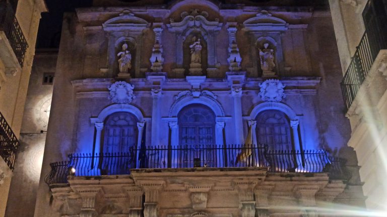 Trapani ricorda le vittime della guerra e si illumina di blu