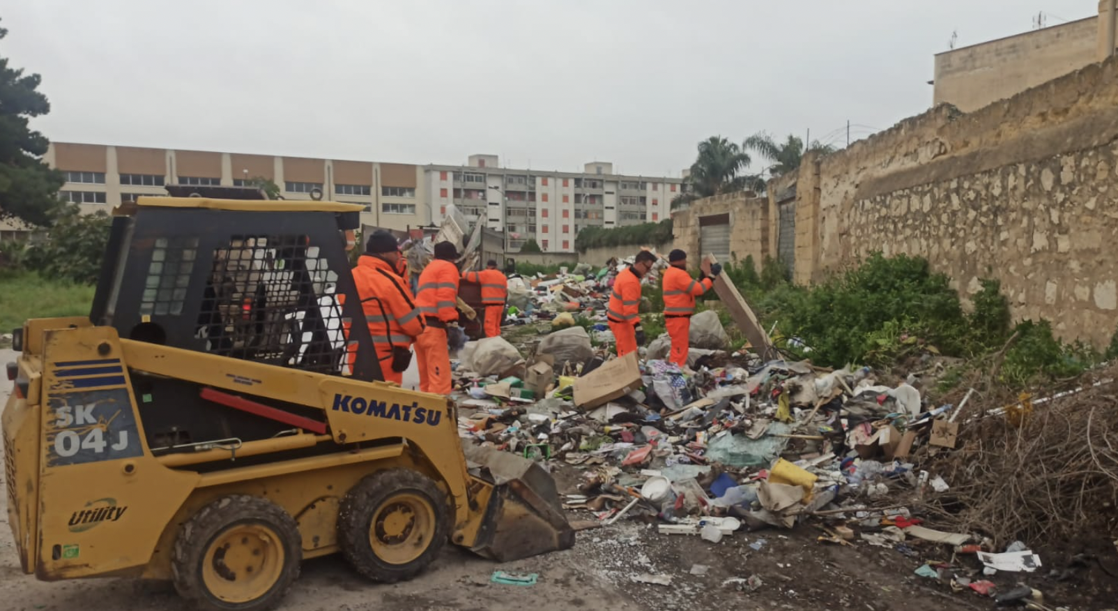 Bonifiche all’alba a Trapani, ruspe nelle discariche abusive