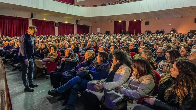 Uccio De Santis fa il pieno all’Impero di Marsala in attesa di Antonello Costa