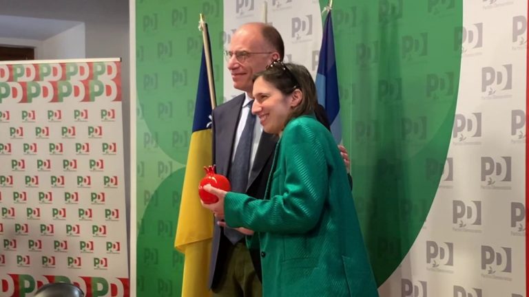 Pd, per il passaggio di consegne Letta regala a Schlein un melograno