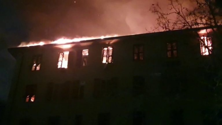 Un incendio devasta un palazzo a Genova, 96 evacuati
