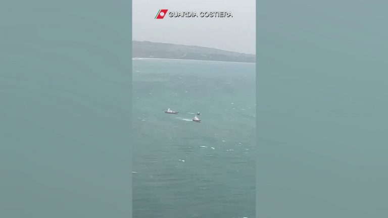 Tragedia Crotone, prosegue l’attività ricerca della Guardia Costiera
