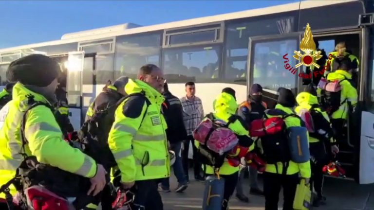 Sisma Turchia, sbarcati ad Adana Vigili del Fuoco inviati dall’Italia