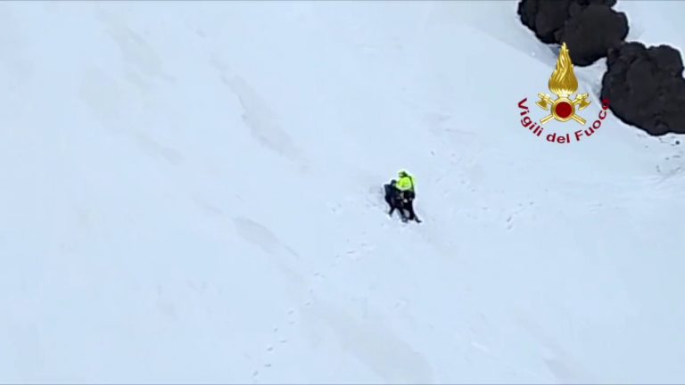 Escursionista ferito sull’Etna, le immagini del salvataggio