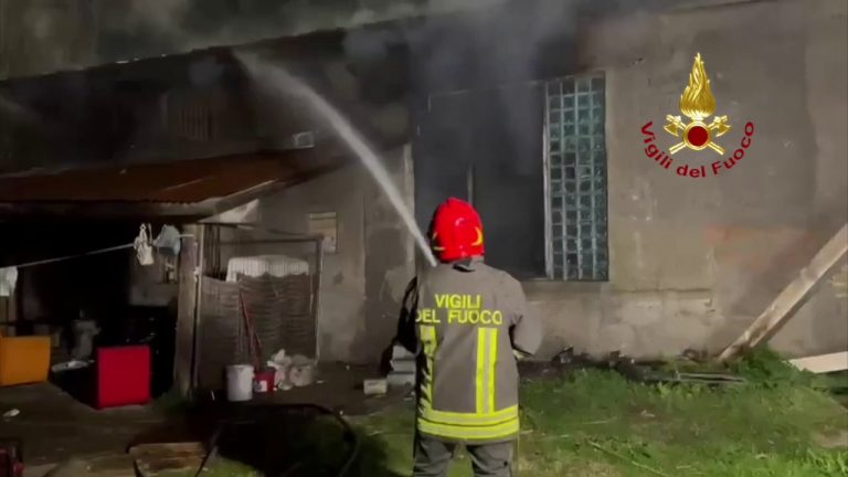 Pescara, incendio distrugge una struttura abbandonata