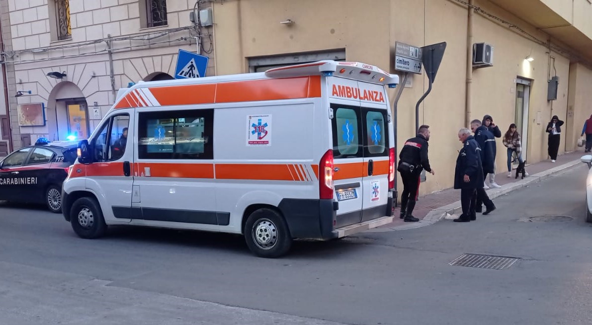 Marsala, donna scivola sul marciapiede e sbatte la testa: sospetto trauma cranico
