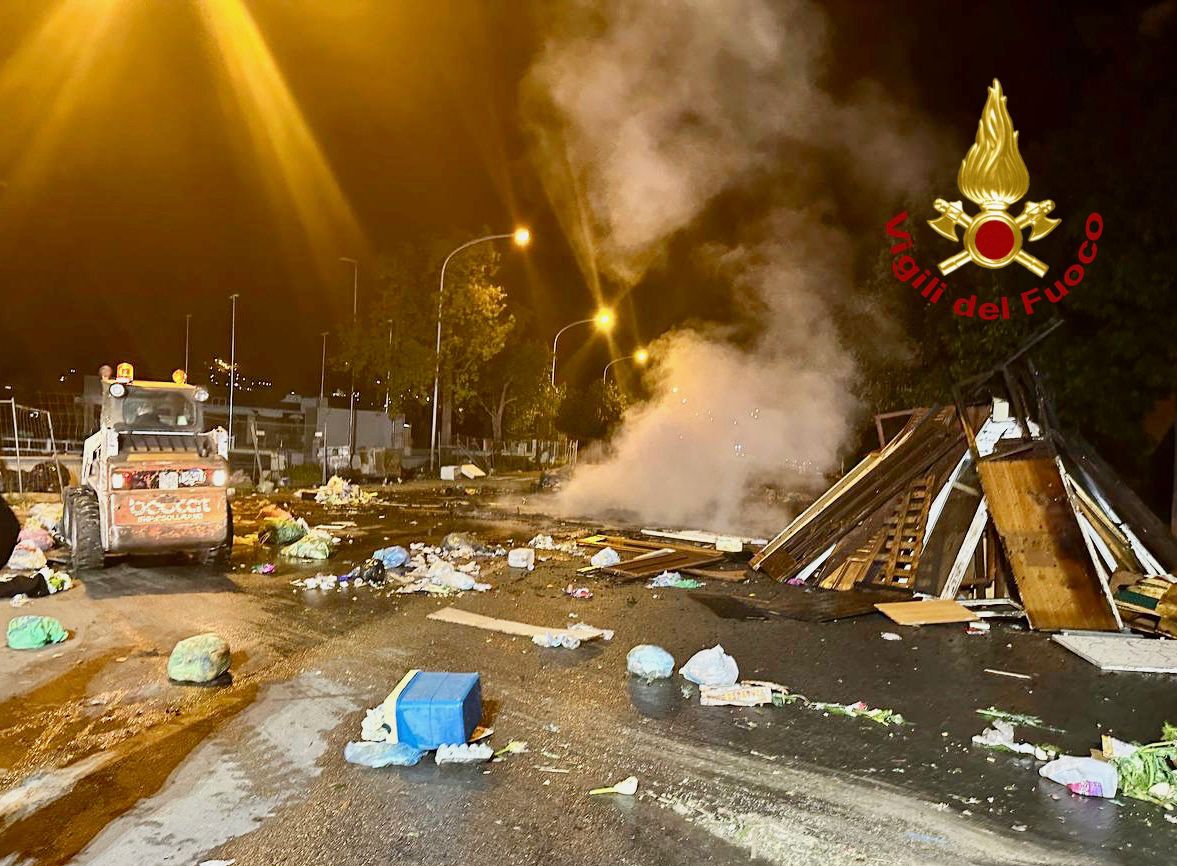 Tensione per le “vampe” a Palermo. Lancio di oggetti contro i vigili del fuoco: un ferito e mezzi danneggiati