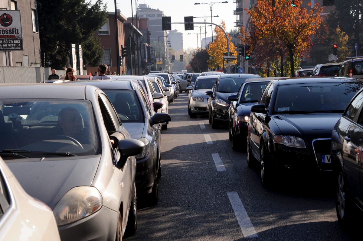 Auto: da ministri UE ok a stop motori termici da 2035, Italia si astiene