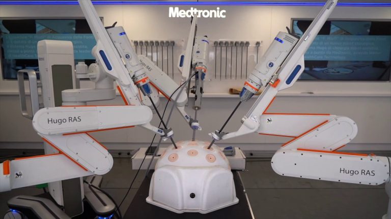 Puglia, Emiliano “Robot all’ospedale Miulli consentirà calo costi”