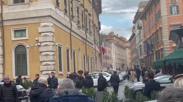 È morto il senatore Astorre, bandiere a mezz’asta e colleghi commossi
