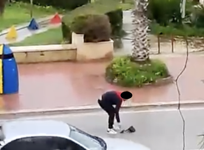 Marsala: giovane si spoglia e cammina tra le auto sul Lungomare