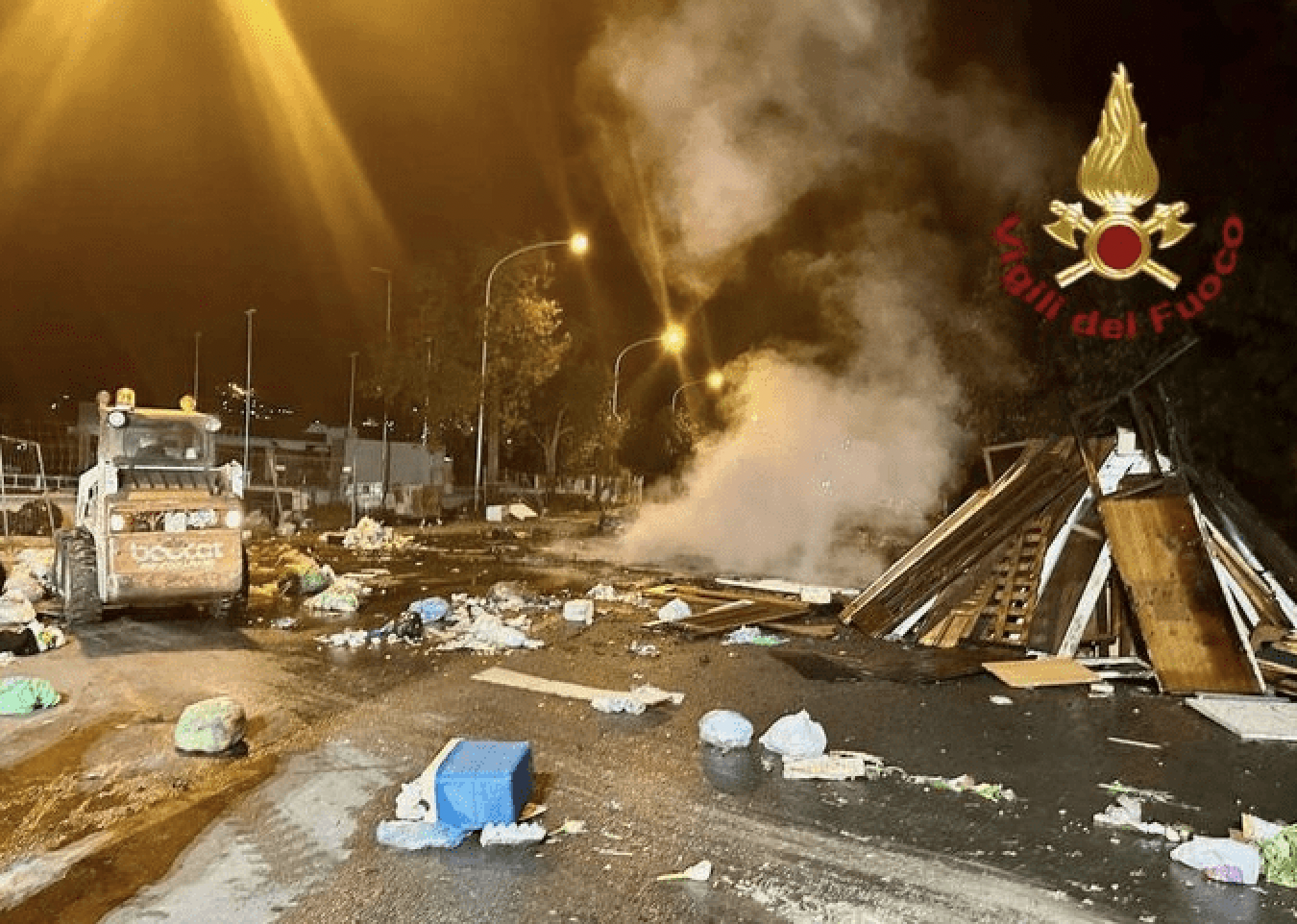Roghi a San Giuseppe, 44 interventi e feriti. Cassonetti a fuoco