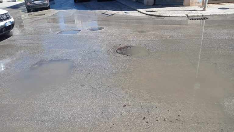 Marsala. Liquami continuano a scorrere in Piazza Caprera: c’è un’ostruzione
