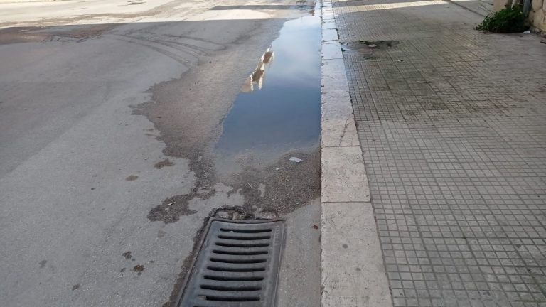 Marsala, liquami misti ad acqua, odore nauseabondo. La protesta degli abitanti di Piazza Caprera