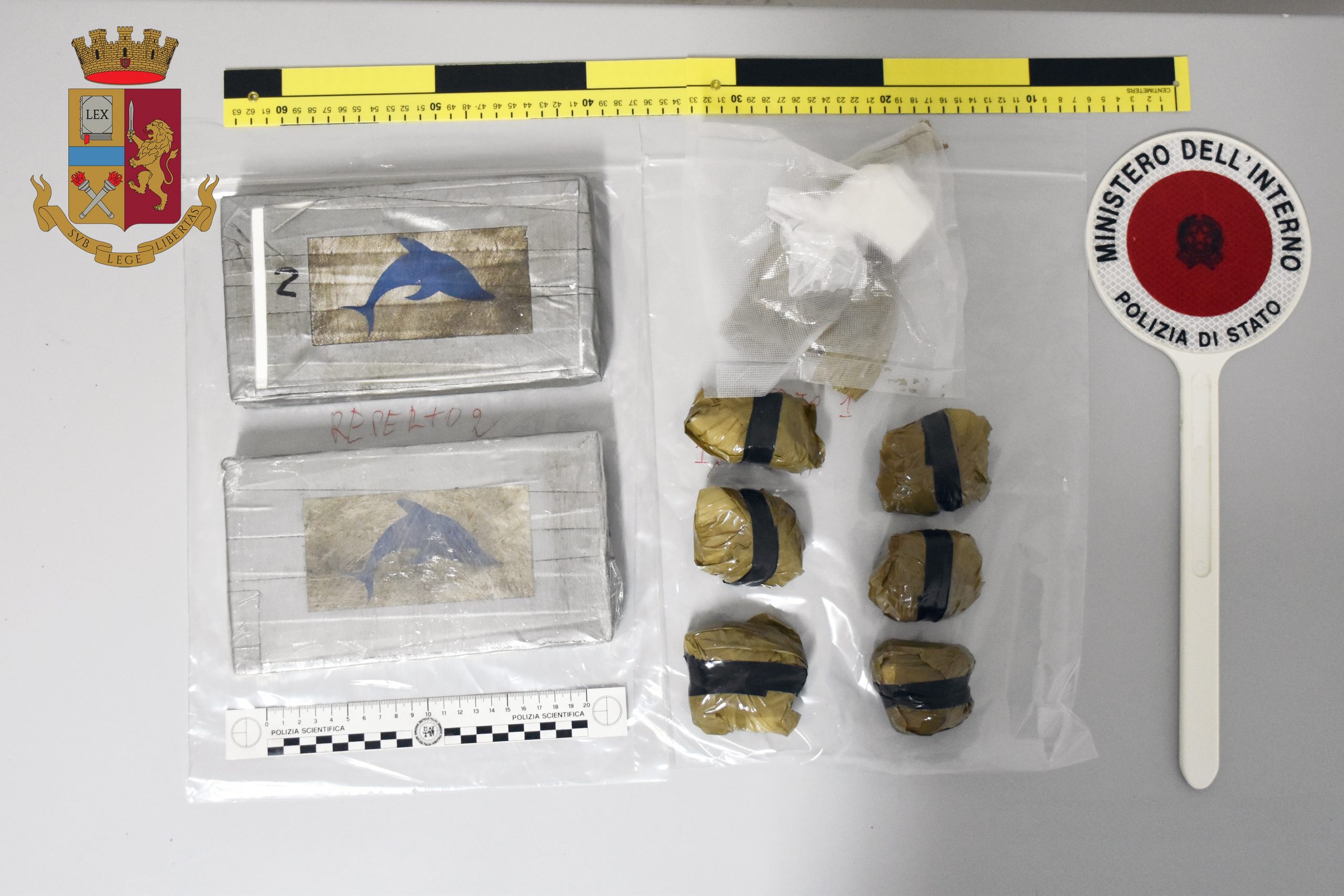 In casa con 2 chili e mezzo di cocaina: 29enne arrestato dalla Polizia