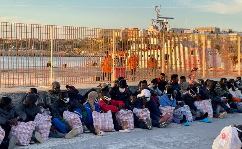 A Lampedusa 50 bimbi, una decina senza scarpe e con pochi vestiti
