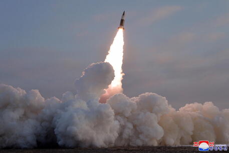 La Corea del Nord “sotto attacco” e lancia un missile balistico
