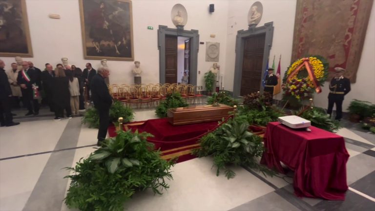 L’addio a Gianni Minà, l’arrivo del feretro alla camera ardente