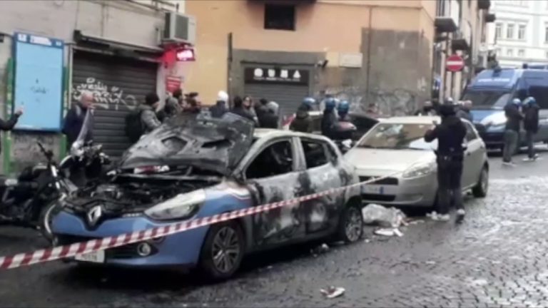 Sampietrini contro bus con tifosi Eintracht a Napoli, le immagini