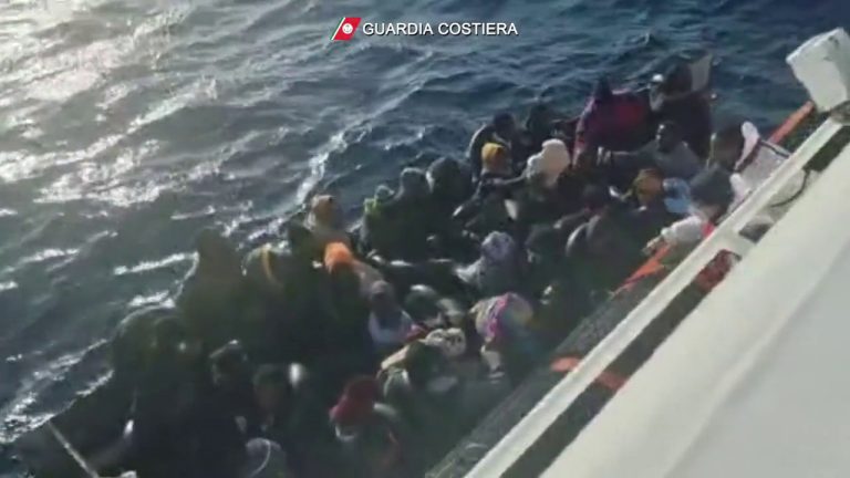Barchino migranti affonda a Lampedusa, le immagini del salvataggio