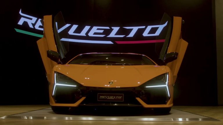 Lamborghini Revuelto, la prima 12 cilindri ibrida