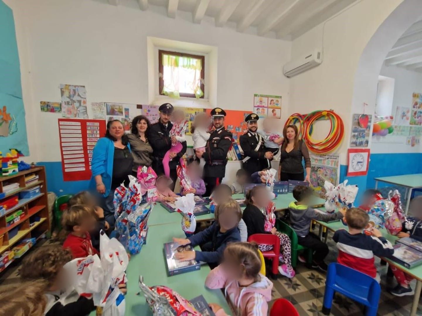 I Carabinieri donano regali e uova di Pasqua agli alunni di Stromboli