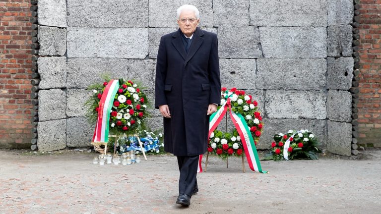 Giorno della Liberazione, le alte cariche istituzionali spaccate. La Russa omaggia l’anti-comunismo