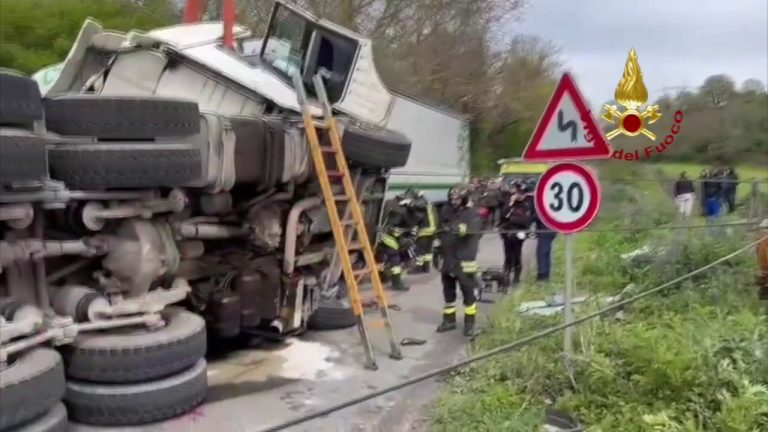 Scontro tra tir a Latina, soccorso autista bloccato nella cabina