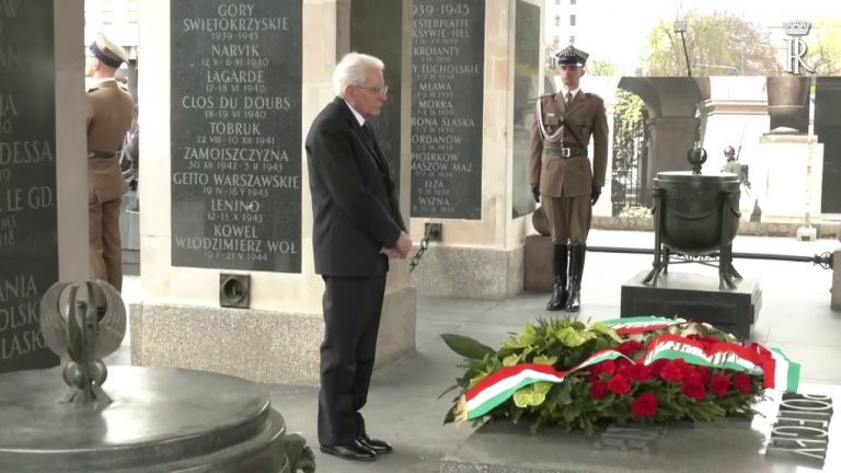 Mattarella depone una corona al Milite Ignoto a Varsavia