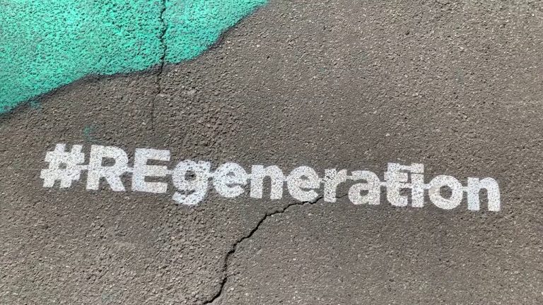 Re-generation, un’opera di street art contro l’abbandono di mozziconi