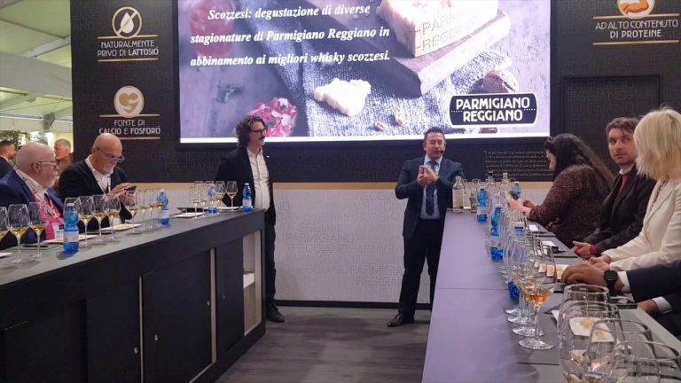 Al Vinitaly il connubio tra whisky e Parmigiano Reggiano
