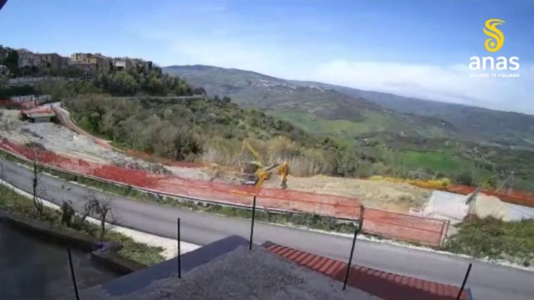 Demolizione vecchio viadotto lungo statale in provincia di Benevento