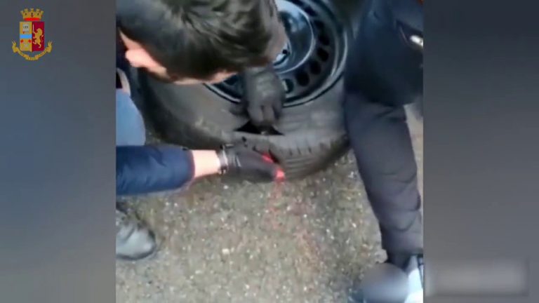 Con 34 Kg droga nella ruota di scorta, arrestato al traforo del Frejus