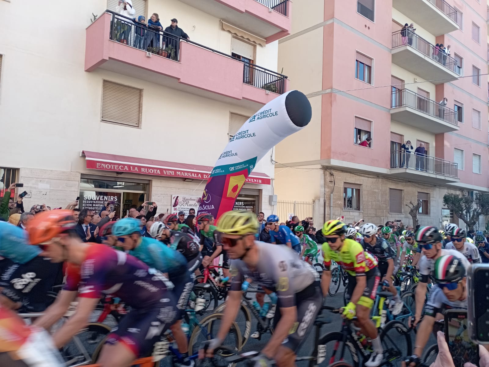 Giro di Sicilia: prende il via la tappa marsalese. VIDEO