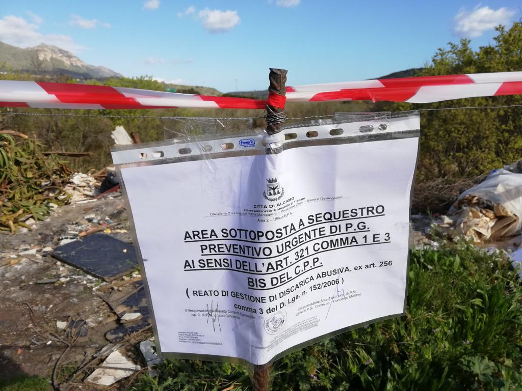 Ad Alcamo sequestrata 800 mq di discarica piena di rifiuti