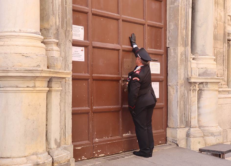 Iniziata la Processione dei Misteri di Trapani, il Comandante dell’Arma bussa tre volte