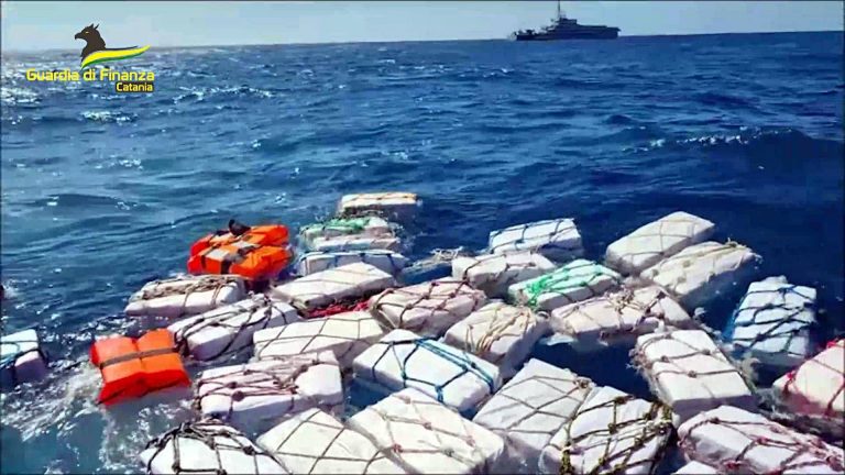 Cocaina nel mare di Sicilia, la Guardia di Finanza la recupera