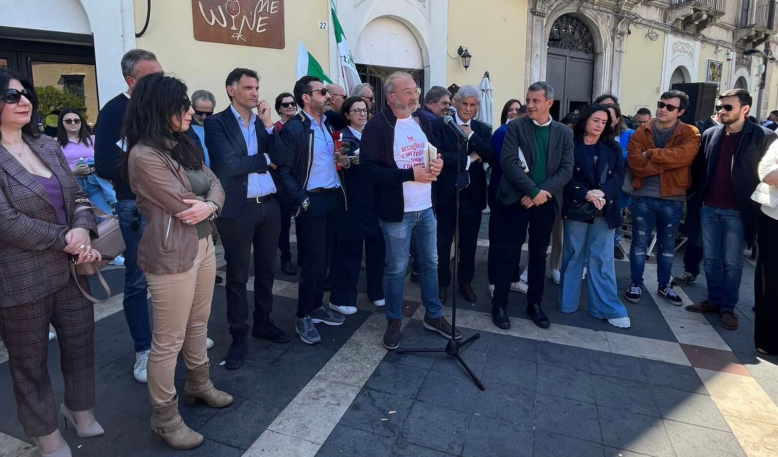 Nel paese di La Russa il flash mob PD “regala un libro” al Presidente