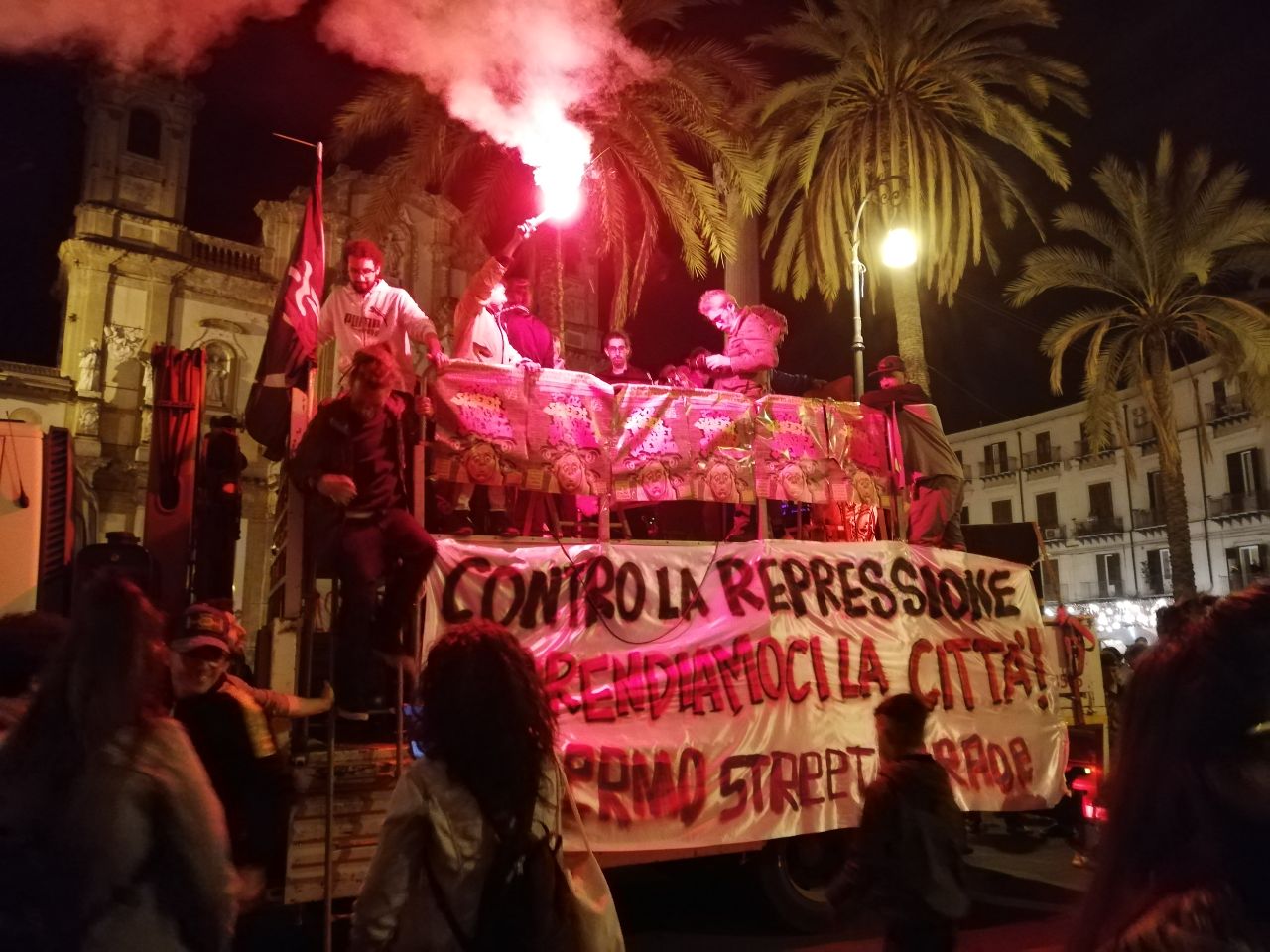 Manifestazione contro il Governo Meloni, a Palermo lancio di uova