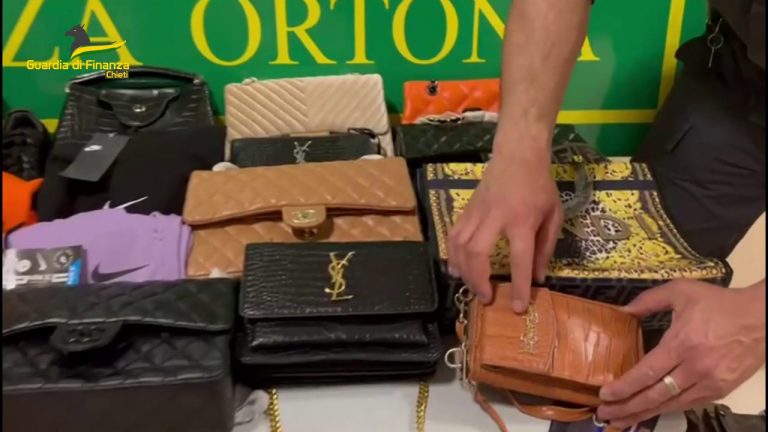 In vetrina a Ortona abbigliamento griffato contraffatto