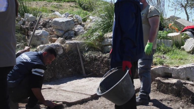 Archeologia, scoperta la strada lastricata dell’antica Segesta