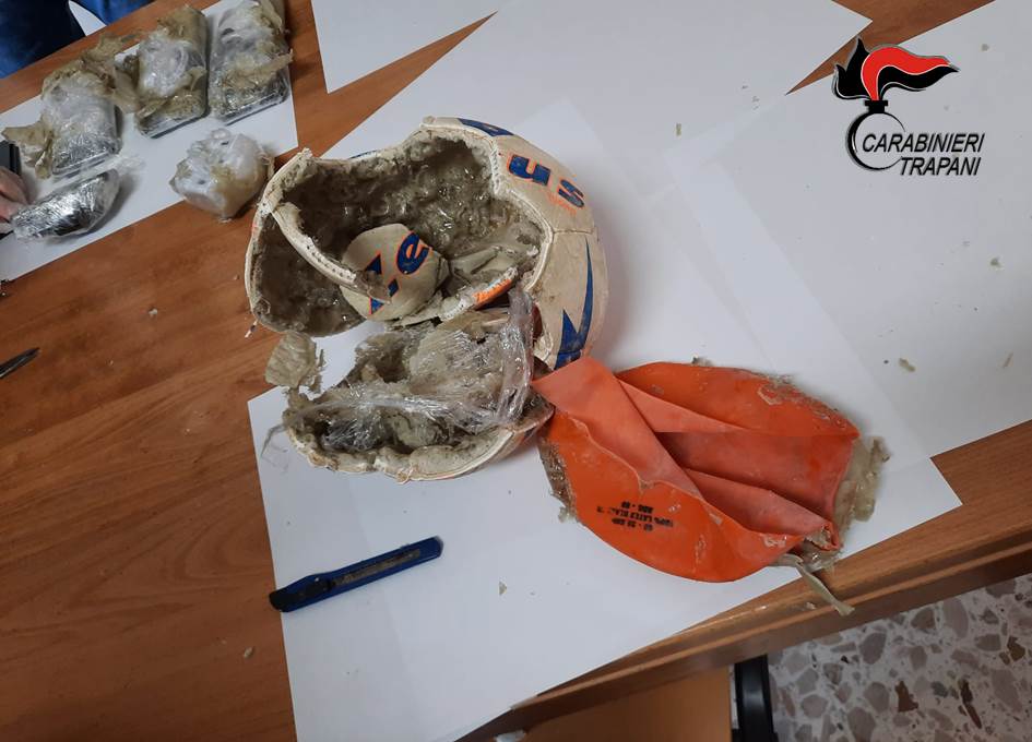 Operazione Alcatraz al carcere di Trapani. Le immagini del pallone con la droga