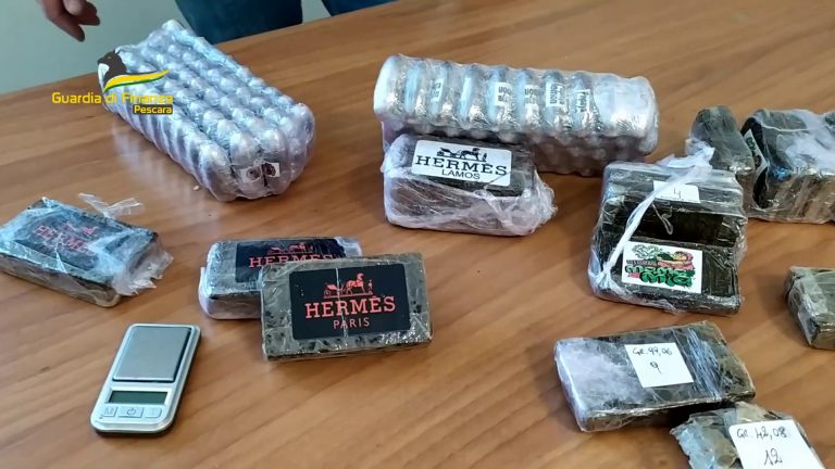 Trovato in casa con 3 kg di hashish, arrestato 59enne a Pescara