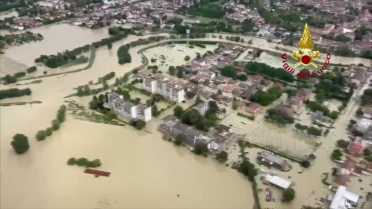 Forlì sott’acqua, le immagini dall’elicottero