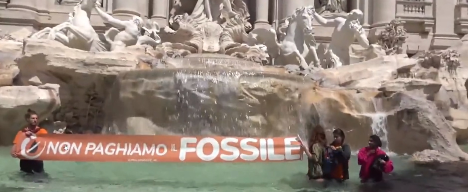 Liquido nero alla Fontana di Trevi, nuovo blitz di Ultima Generazione